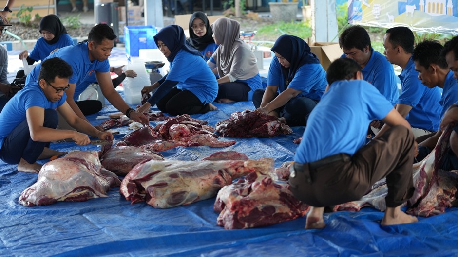 GUYUB: Kegiatan pemotongan daging kurban oleh para pegawai sebelum disalurkan kepada masyarakat sekitar kantor PT PLN (Persero) UIP JBTB.