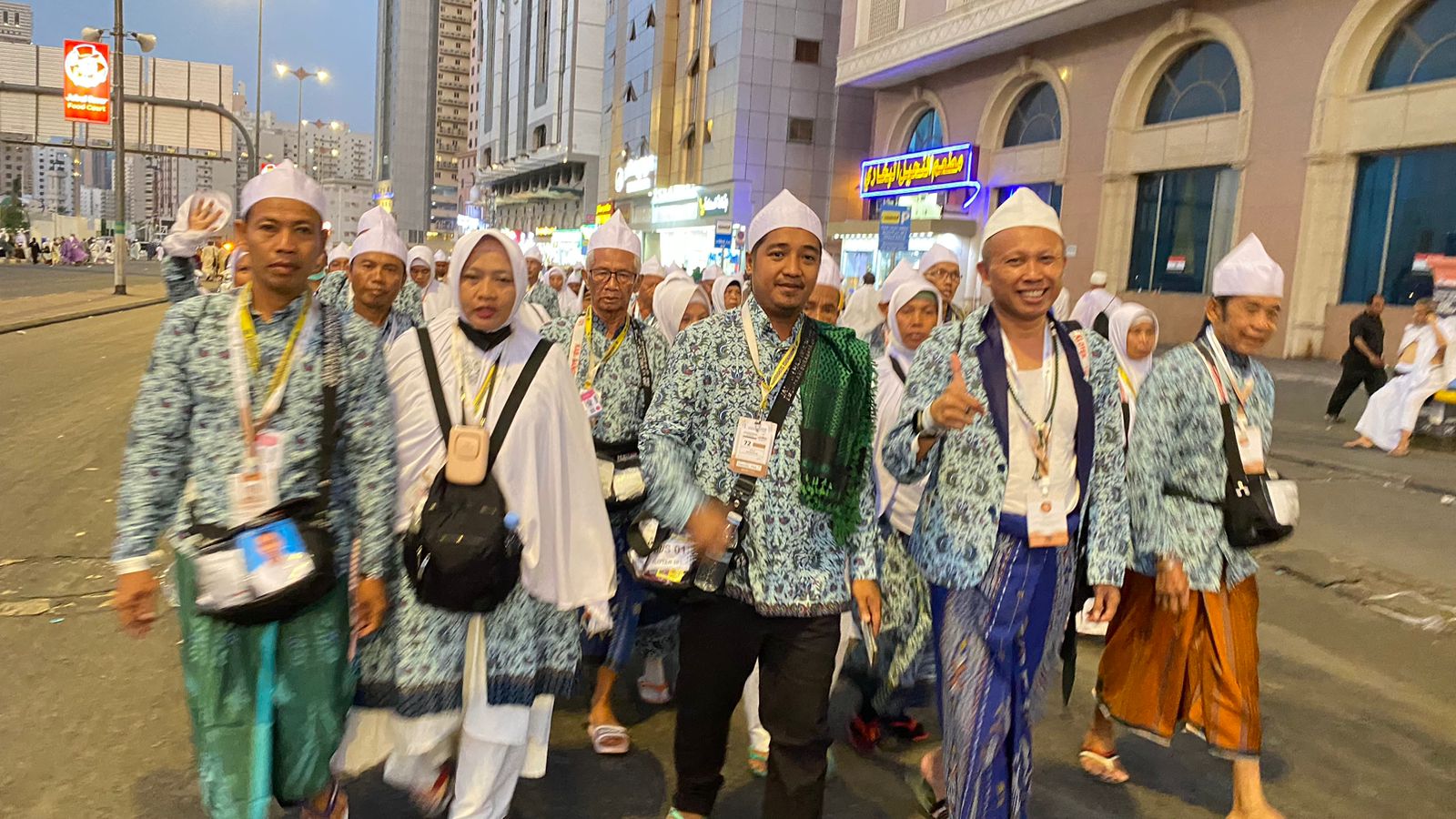 IBADAH: Jemaah KBIHU Al Gratis Kloter 101 saat selesai melaksanakan tawaf ifadah, Kamis (20/6). (Mohammad Djazuli UNTUK JPRM)