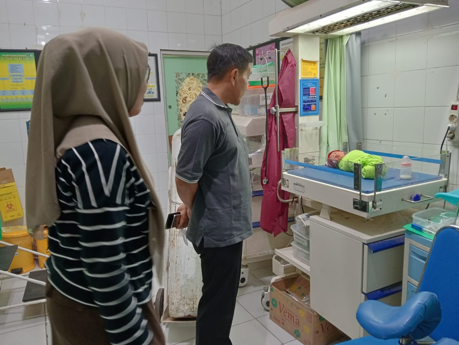 DIRAWAT: Bayi perempuan saat menjalani perawatan di Puskesmas Pamolokan, Kecamatan Kota Sumenep, Rabu (19/6). (POLRES SUMENEP UNTUK JPRM)