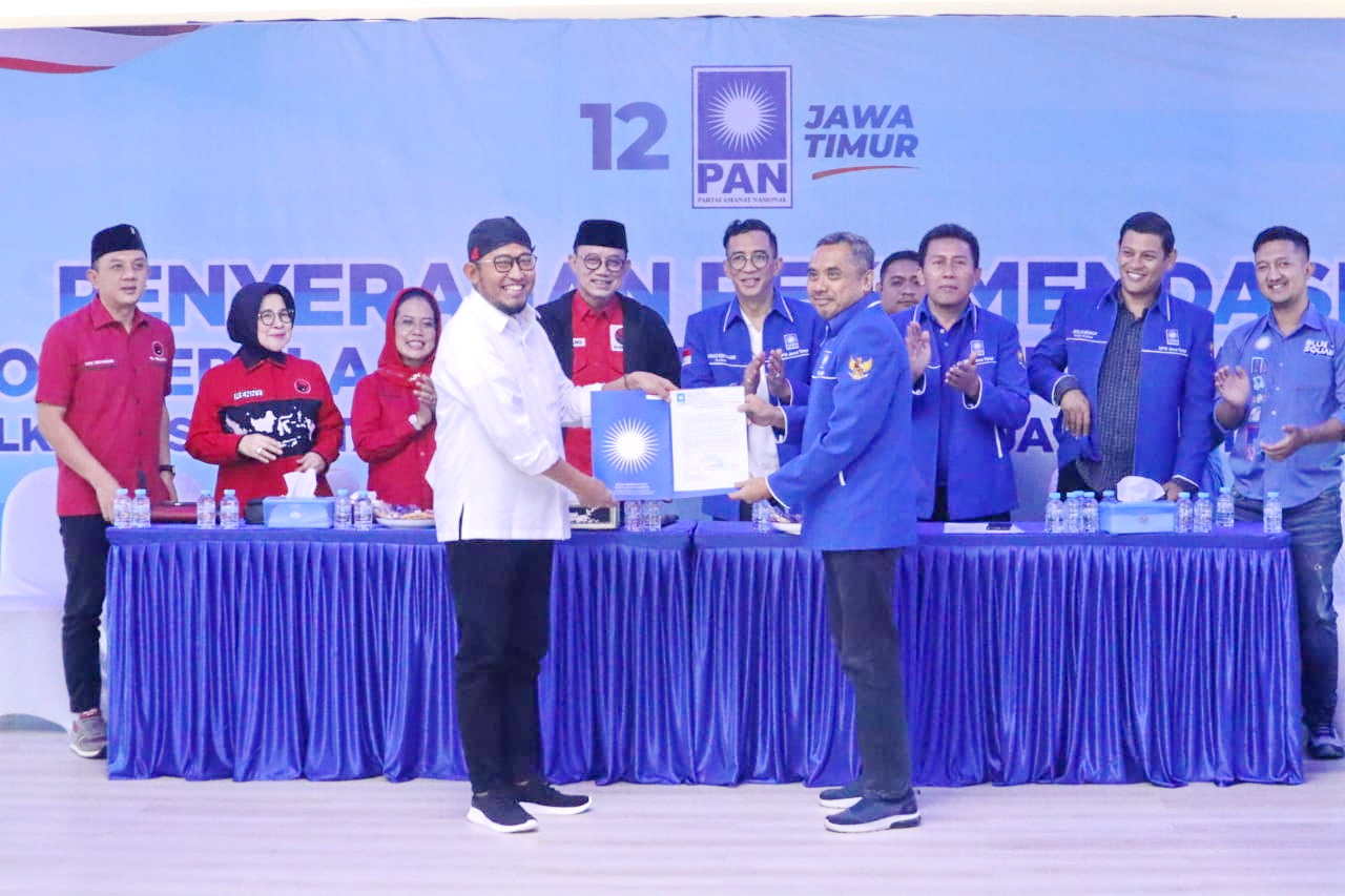 BANGUN KEKUATAN: Achmad Fauzi Wongsojudo (kemeja putih) menerima rekomendasi dari Ketua DPD PAN Sumenep Faisal Muhlis disaksikan pengurus DPW PAN dan PDI Perjuangan Jawa Timur, Rabu (19/6).