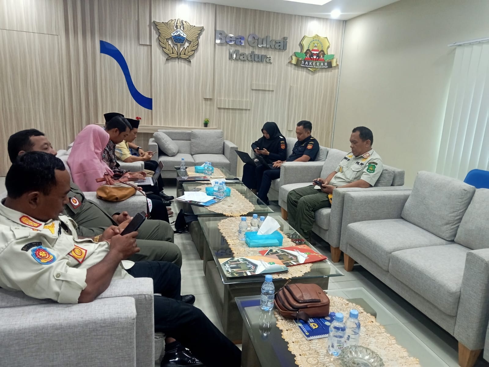 KOORDINATIF: Kepala Satpol PP Sumenep Wahyu Kurniawan Pribadi (kanan) berkoordinasi dengan KPPBC TMP C Madura di Pamekasan, Kamis (13/6). (SATPOL PP SUMENEP UNTUK JPRM)