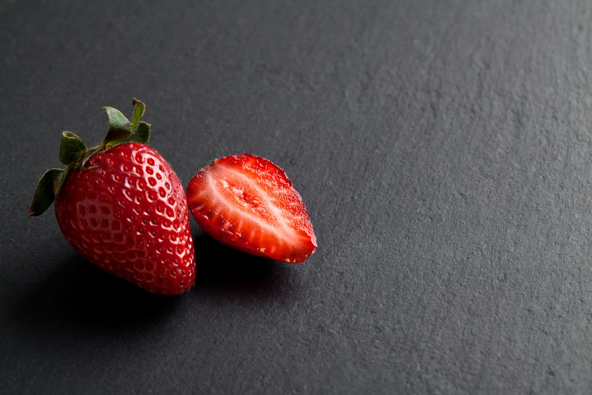 buah stroberi mengandung nutrisi yang baik untuk ibu hamil dan perkembangan janin