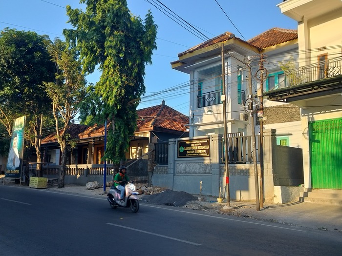 RAMAI: Pengendara melintas di depan labkesda di Jalan Pintu Gerbang, Kelurahan Bugih, Kamis (20/6). (LAILIYATUN NURIYAH/JPRM)