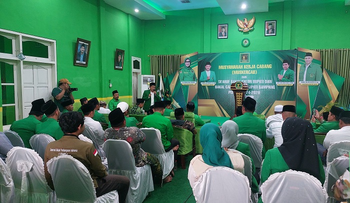 RESMI: Sejumlah pengurus dan kader tengah mengikuti kegiatan muskercab di kantor DPC PPP Sampang, Kamis (30/5). (JUNAIDI PONDIYANTO/JPRM)