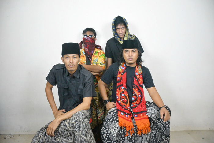 KREATIF: Personel La Ngetnik ketika pengambilan foto season