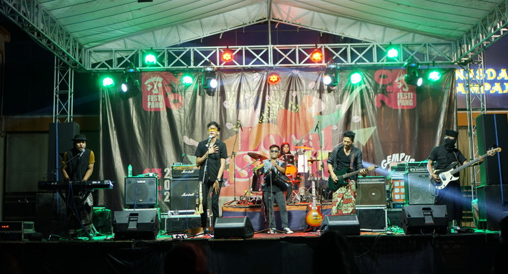 MENJIWAI: La Ngetnik ketika tampil dalam sebuah konser di Kabupaten Sampang. (RIFAN UNTUK JPRM)