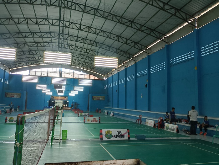 BERLATIH: Beberapa atlet Persatuan Bulu Tangkis Seluruh Indonesia (PBSI) Sampang sedang berlatih di GOR Bulu Tangkis Sampang, Jumat (21/6). (UBAIDILLAHIR RA&rsquo;IE/JPRM)