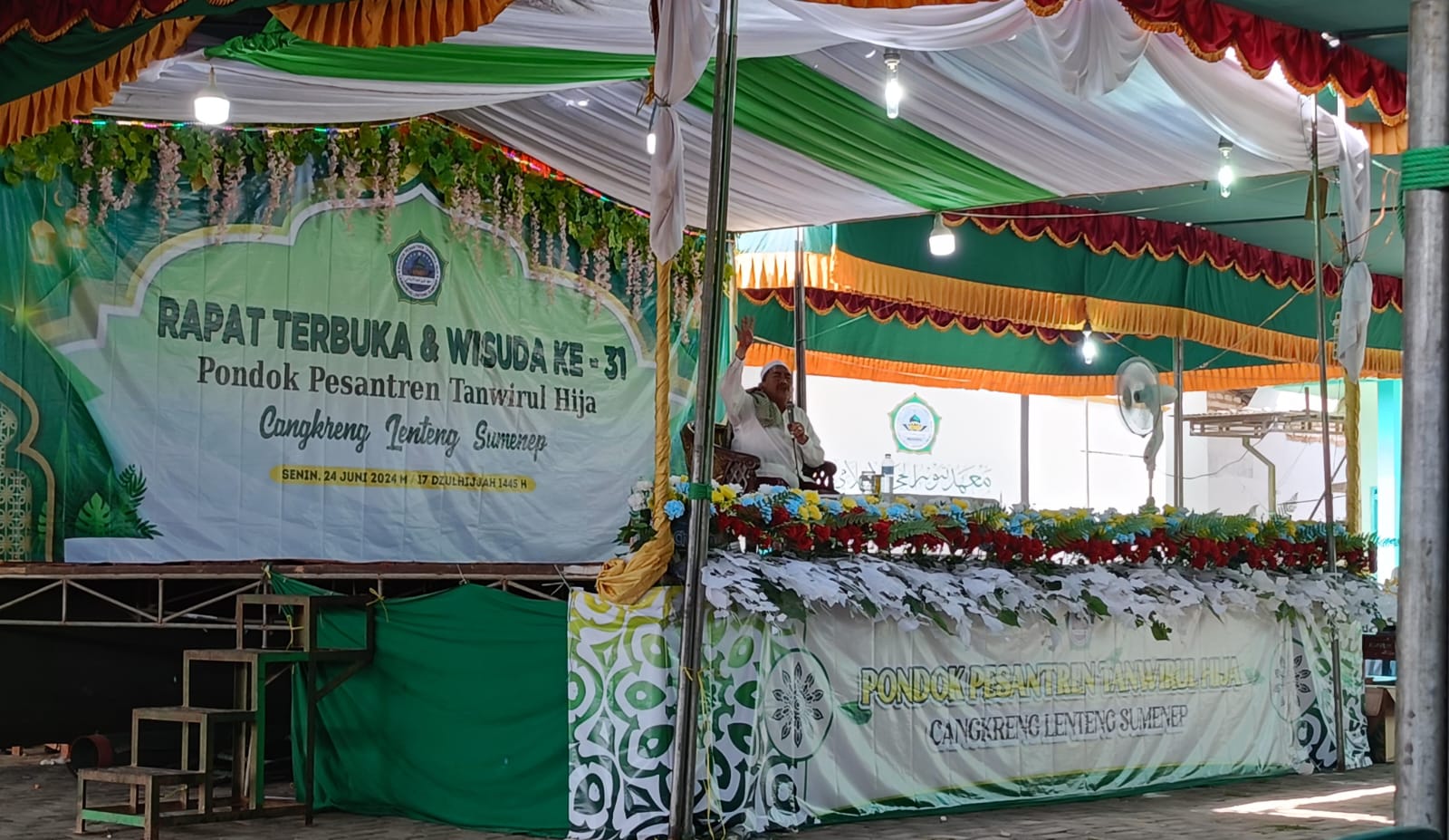 BERWIBAWA: KH. Imam Hasyim menyampaikan ceramah agama dalam temu wali murid di halaman Pondok Pesantren Tanwirul Hija Cangkreng, Minggu (23/6).