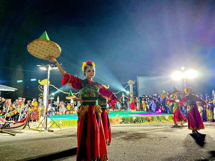 KESENIAN: Pertunjukan penampilan tari di event Tera&rsquo; Bulan di Pelabuhan Timur, Kecamatan Kamal, Bangkalan, Sabtu (22/6). (AYU LATIFAH/JPRM)