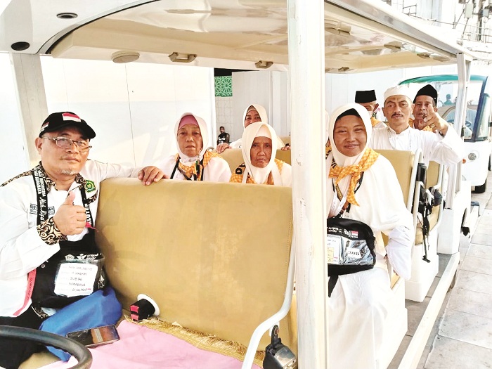 IBADAH: Jemaah haji Kabupaten Sumenep melakukan tawaf menggunakan golf cart Minggu (23/6). (MOH. JUNAIDI/JPRM)