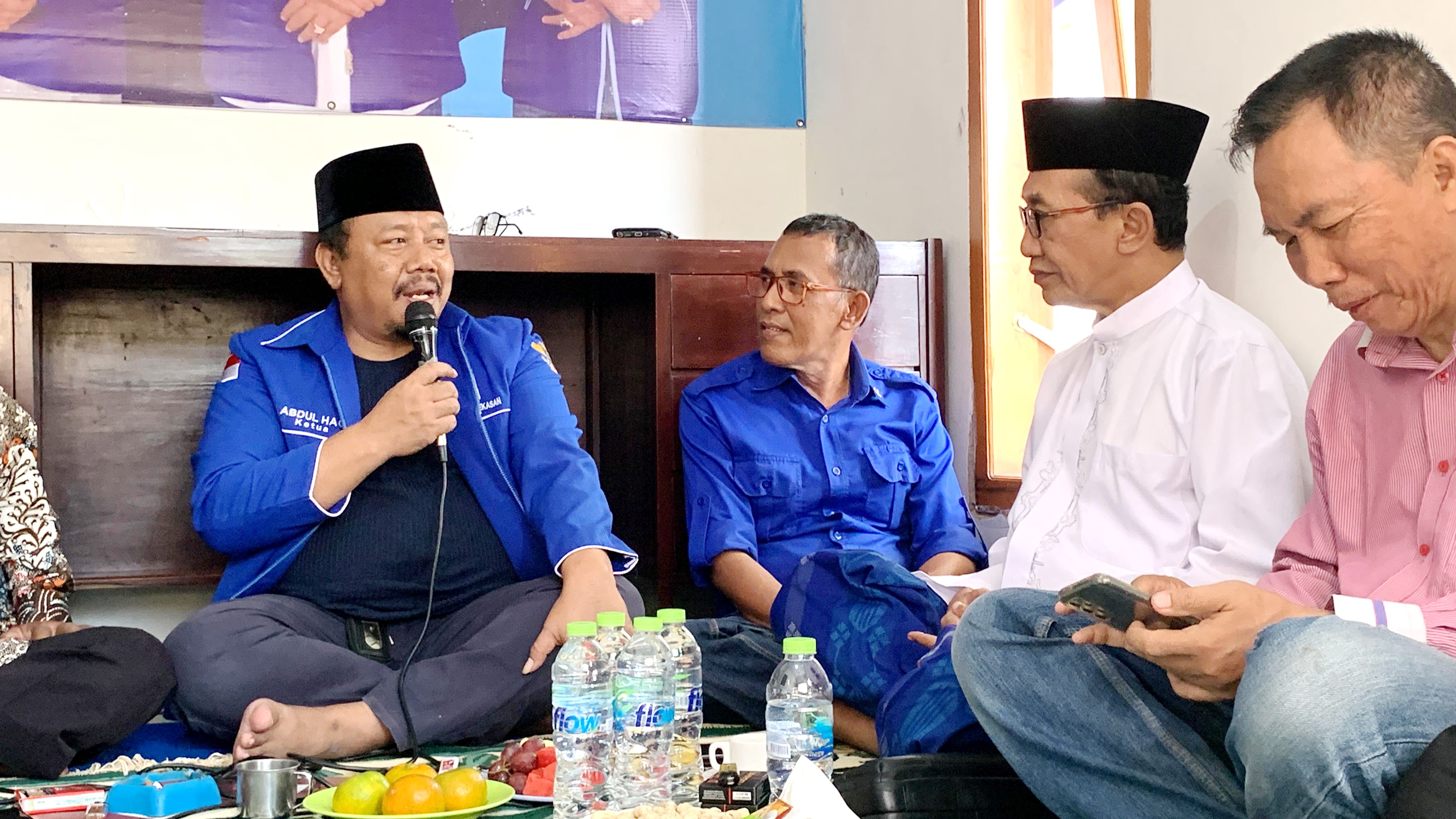 KOMUNIKASI: Ketua DPD PAN Pamekasan Abdul Haq menyambut rombongan KH Kholilurrahman, Sabtu (22/6). (DPD PAN PAMEKASAN UNTUK JPRM)