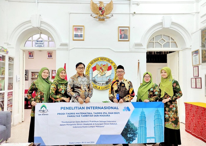 KOLABORATIF: Mahasiswa dan dosen Fakultas Tarbiyah IAIN Madura berfoto bersama di Kedutaan Besar Indonesia untuk Malaysia, Kamis (6/6). (IAIN MADURA UNTUK JPRM)