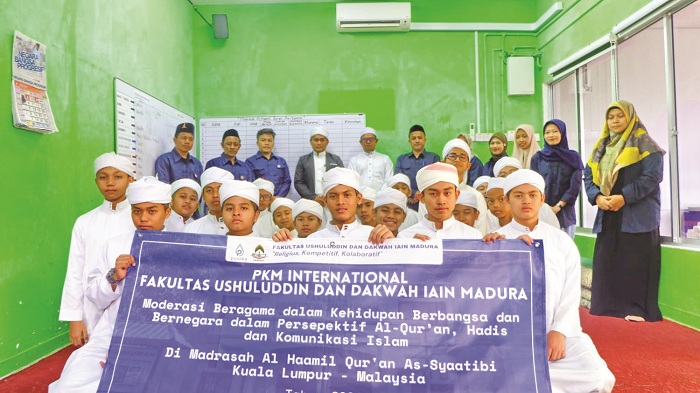 MENGABDI: Mahasiswa dan dosen Fakultas Ushuluddin dan Dakwah IAIN Madura berfoto bersama di Madrasah Al Haamil Al Qur&rsquo;an As Syaatibi Malaysia, Sabtu (1/6). (IAIN MADURA UNTUK JPRM)