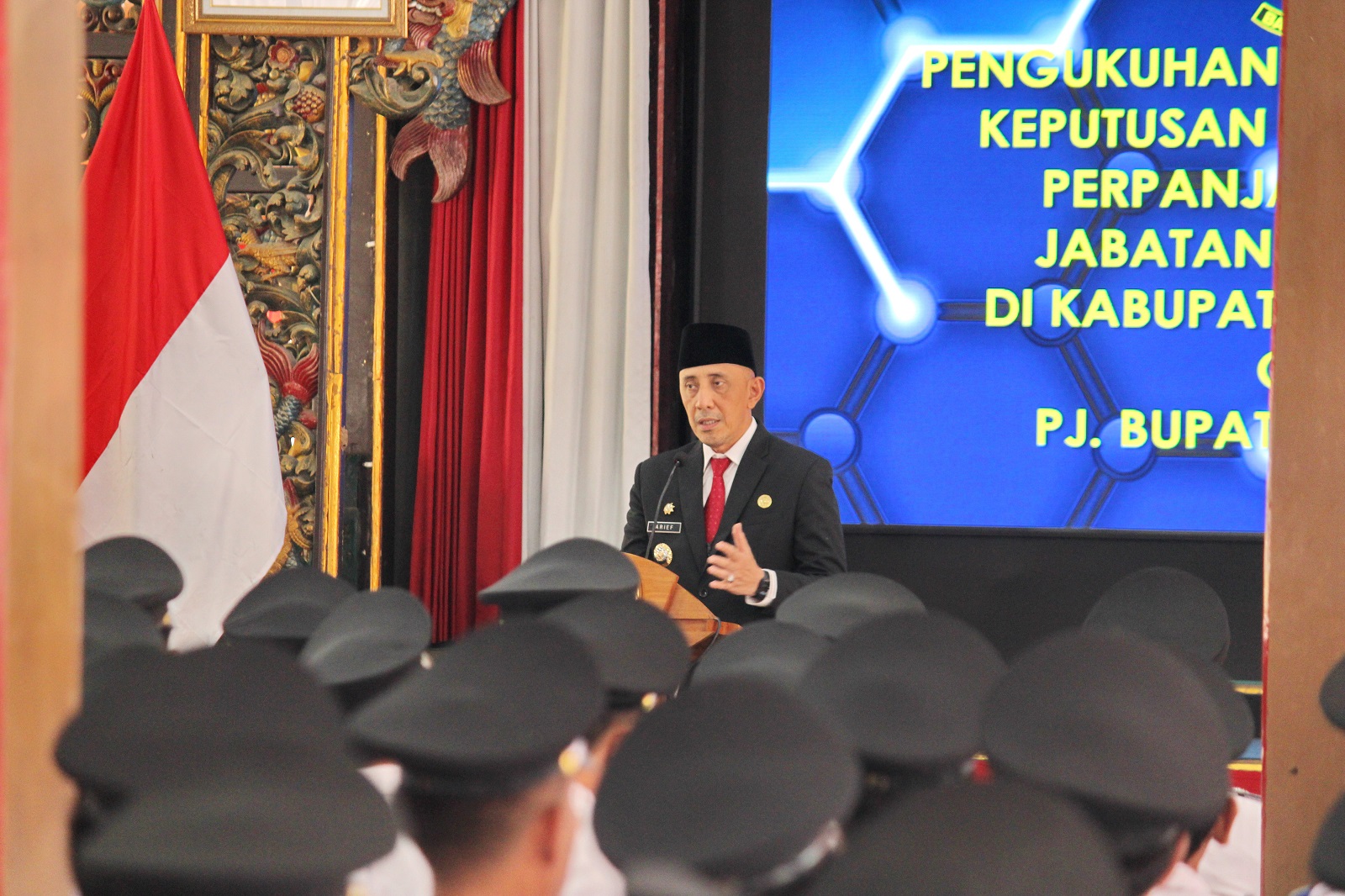 BERWIBAWA: Pj Bupati Bangkalan Arief M. Edie menyampaikan sambutan dan arahan saat acara pengukuhan dan penyerahan SK bupati tentang perpanjangan masa jabatan Kades di Pendopo Agung, Senin (24/6).