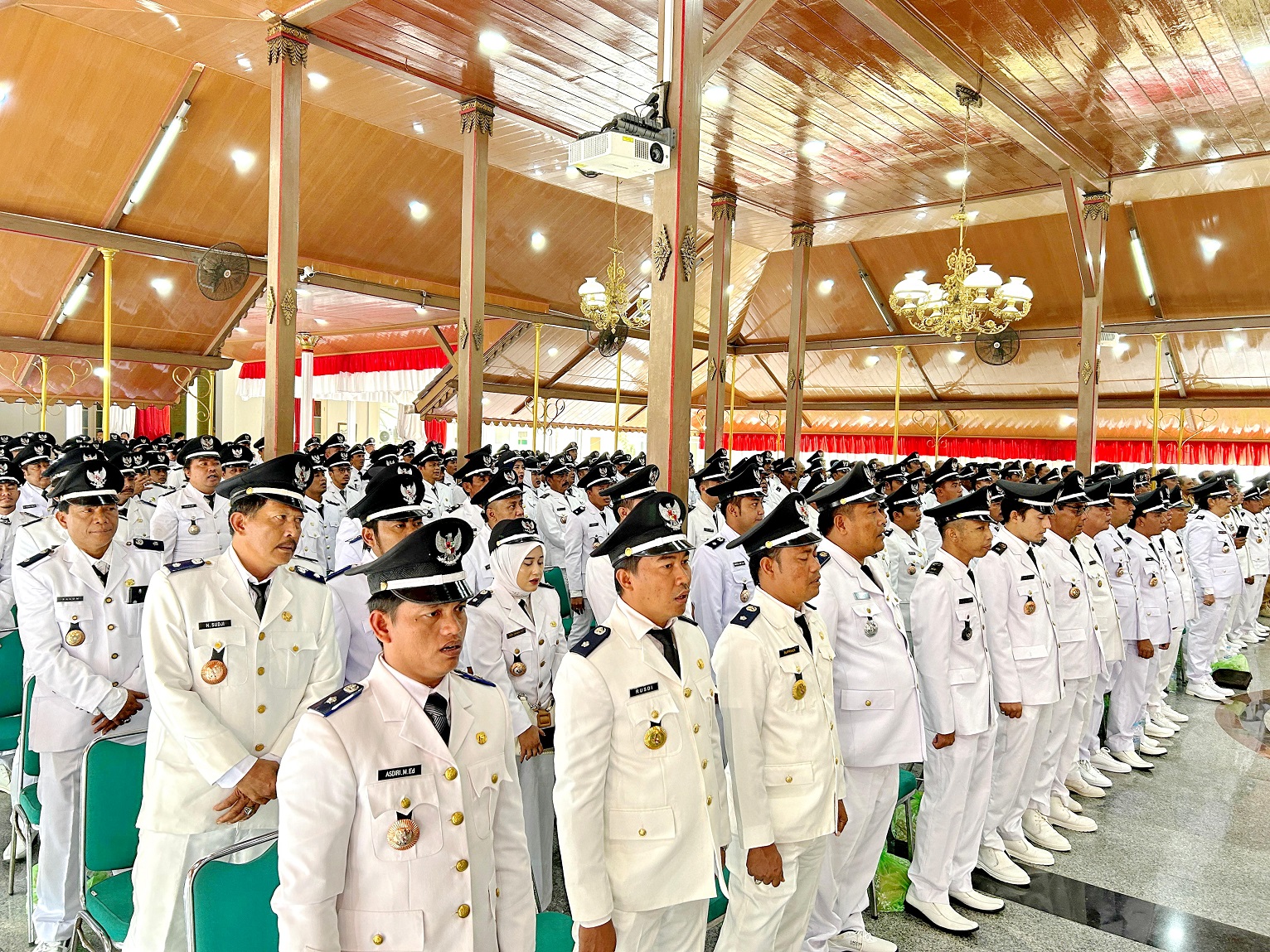 KHIDMAT: Ratusan Kades mengikuti prosesi pengukuhan dan penyerahan SK bupati tentang perpanjangan masa jabatan di Pendopo Agung Senin (24/6).