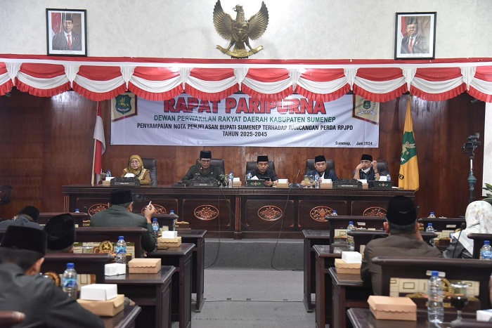 PENTING: Rapat paripurna di DPRD yang berjalan tanpa kehadiran Bupati Sumenep Achmad Fauzi Wongsojudo, Rabu (12/6). (DPRD SUMENEP UNTUK JPRM)