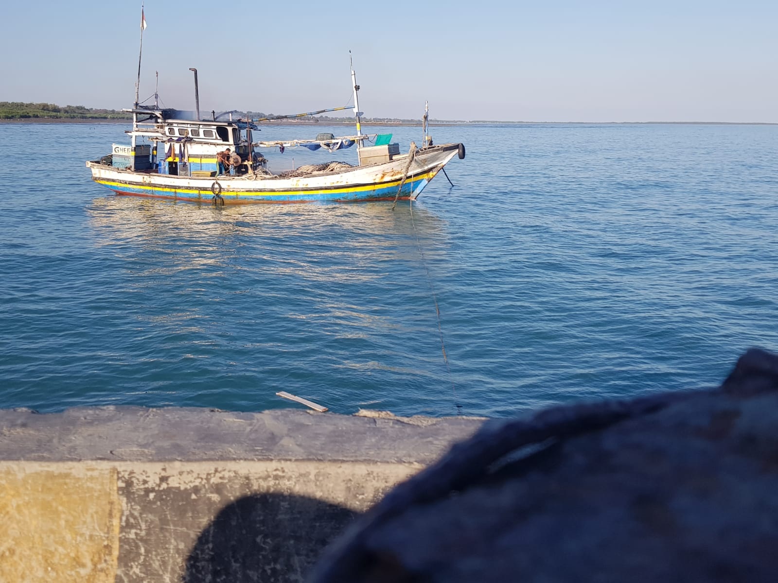 HANYA TIGA KUB: Nelayan Desa Branta Pesisir, Kecamatan Tlanakan, Pamekasan, berada di atas kapal, Minggu (9/6).