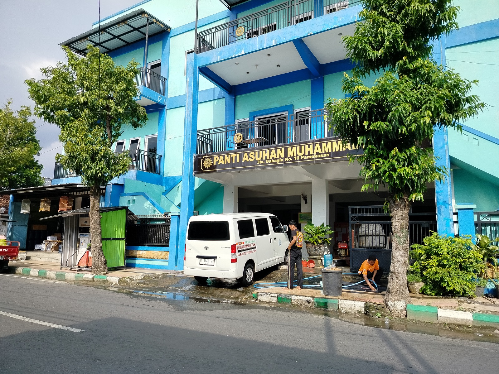 DINSOS TAK BANTU LKS: Dua remaja mencuci mobil di halaman Panti Asuhan Muhammadiyah, Jalan Bahagia, Kelurahan Bugih, Pamekasan, Rabu (6/3).