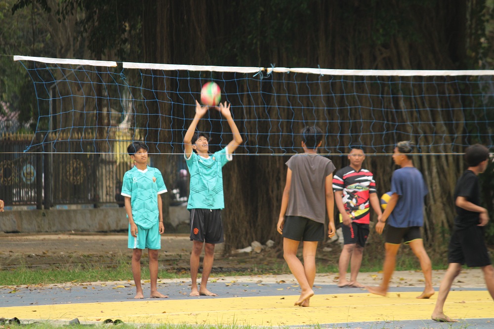 SEHAT: Sejumlah remaja berolahraga di Lapangan Alun-Alun Bangkalan, Minggu (23/6). (VIVIN AGUSTIN HARTONO/JPRM)