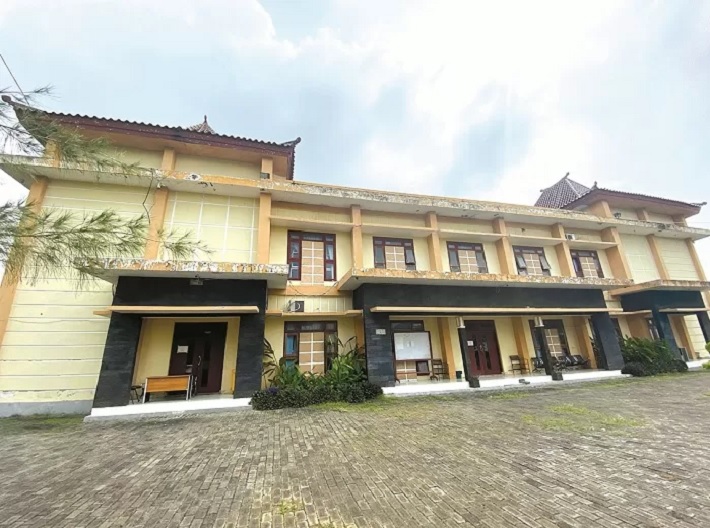 TARGET 50 JUTA: Bangunan gedung Diskop UKM dan Naker Pamekasan yang akan diperbaiki.