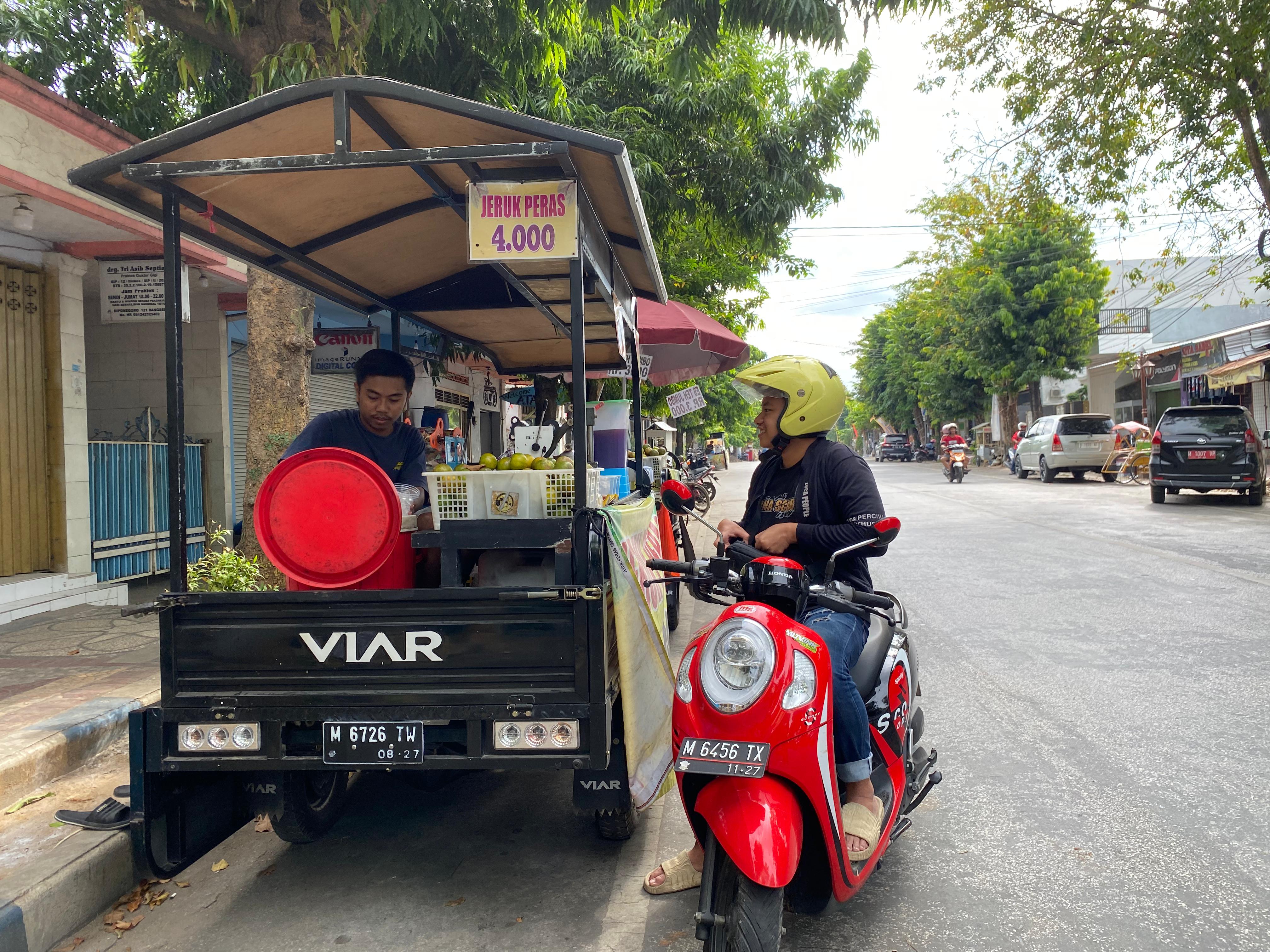USAHA: Penjual es jeruk peras melayani pembeli di Jalan Diponegoro, Kelurahan Bangselok, Kecamatan Kota Sumenep, Sabtu (22/6). (MOH. LATIF/JPRM)