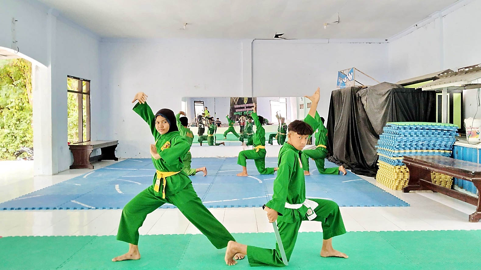O2SN: Dua atlet pencak silat Jokotole Adil Maulana dan Syabrina Agustin Tri Hartanto memperagakan gerakan seni saat latihan di Kecamatan Kamal, Bangkalan, Senin (24/6).