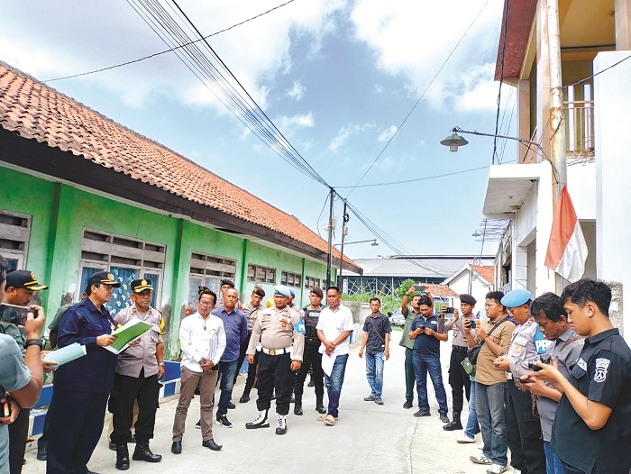 HUKUM: Petugas PN Sampang dan beberapa pihak mengikuti proses konstatering di lahan yang disengketakan di Jalan Manggis, Gunung Sekar, Sampang, Selasa (25/6). (UBAIDILLAHIR RA&rsquo;IE/JPRM)