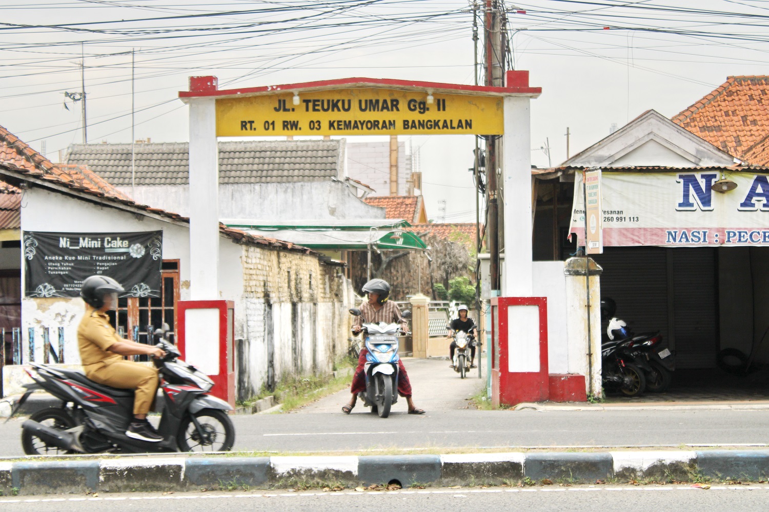 JALAN LINGKUNGAN PEDESAAN BELUM TERDATA: Pengendara motor melintas di ruas jalan permukiman di Gang II, Jalan Teuku Umar, Bangkalan, Senin (24/6).