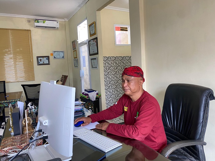 OPTIMISTIS: Kepala Disbudporapar Sumenep Mohammad Iksan melakukan pengecekan data PAD di ruang kerjanya Selasa (25/6). (MOH. JUNAIDI/JPRM)