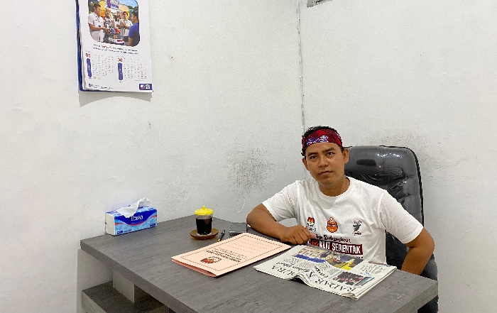 SEDERHANA: Komisioner KPU Sumenep Farid saat ditemui di ruang kerjanya, Senin (24/6). (MOH. JUNAIDI/JPRM)