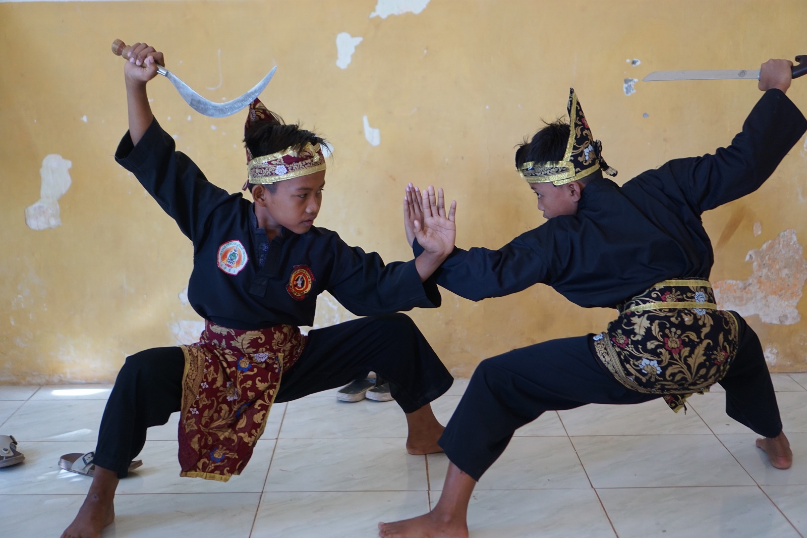 TANGKAS: Penampilan pencak silat oleh siswa SDN Romben Guna 1 pada acara pelepasan kelas akhir, Rabu (19/6).