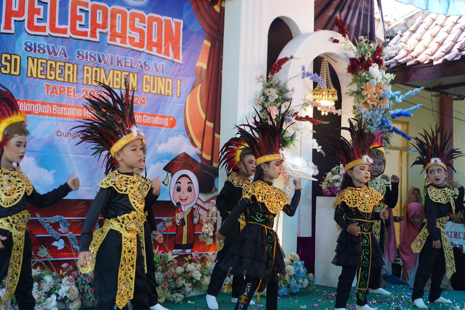 RANCAK: Siswa-siswi menampilkan tarian Pancasila sebagai wujud nasionalisme dalam pelepasan kelas akhir SDN Romben Guna 1 di halaman sekolah, Rabu (19/6).