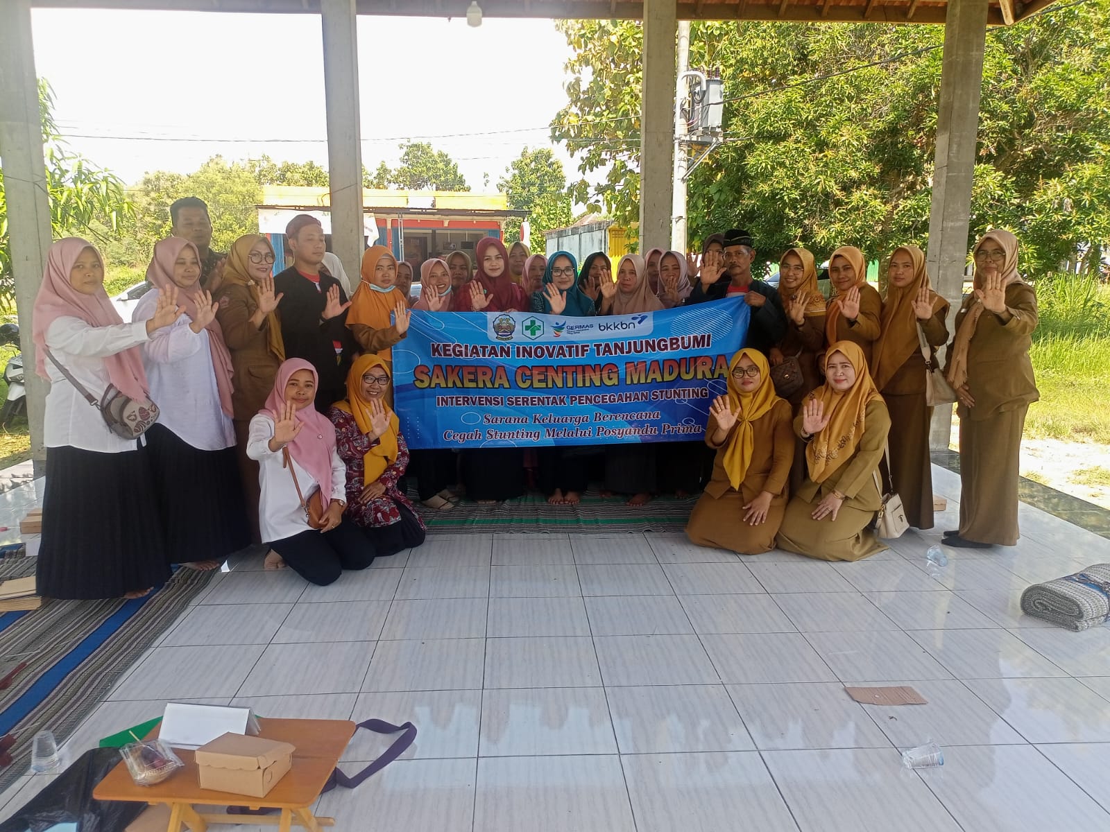 KOLABORATIF: TTPS Kecamatan Tanjungbumi berfoto bersama stakeholder setelah me-launching inovasi Sakera Centing Madura di Desa Bumianyar, Selasa (25/6). (BALAI PENYULUH KB TANJUNGBUMI)