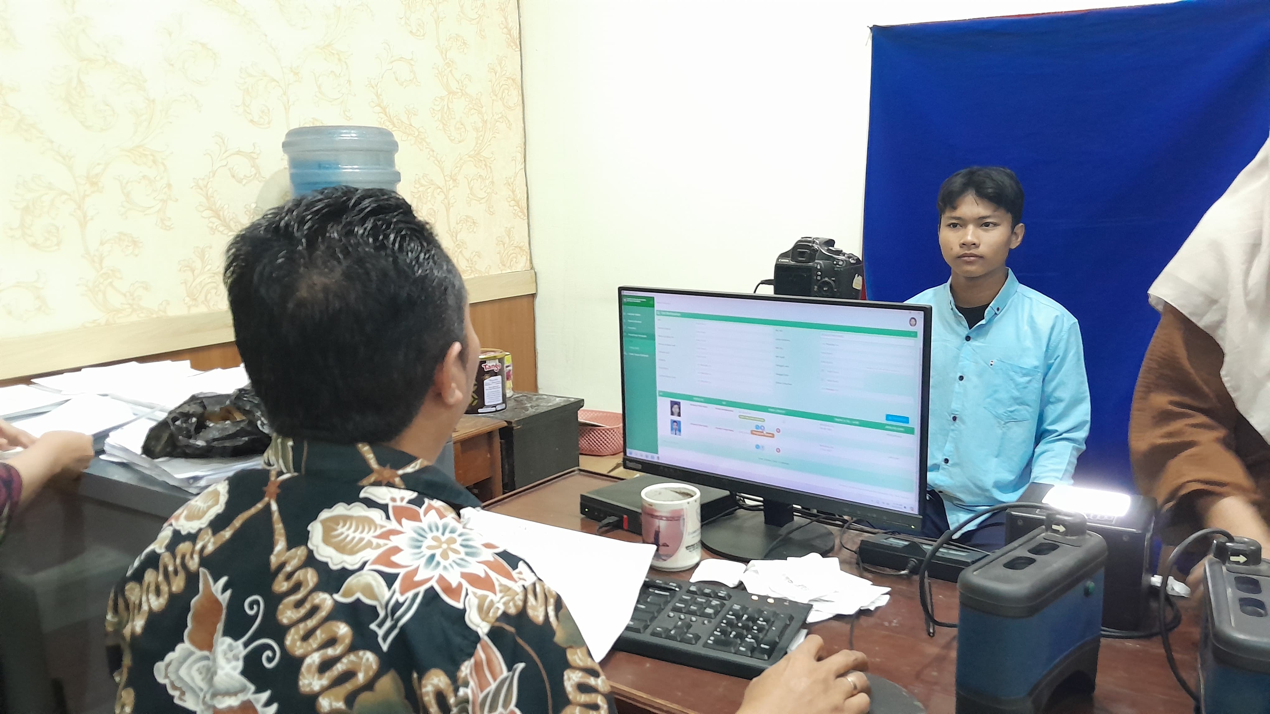 WAJIB KTP: Warga melakukan perekaman e-KTP di Mal Pelayanan Publik Bangkalan, Kamis (20/6). (KHOLIL RAMLI/JPRM)