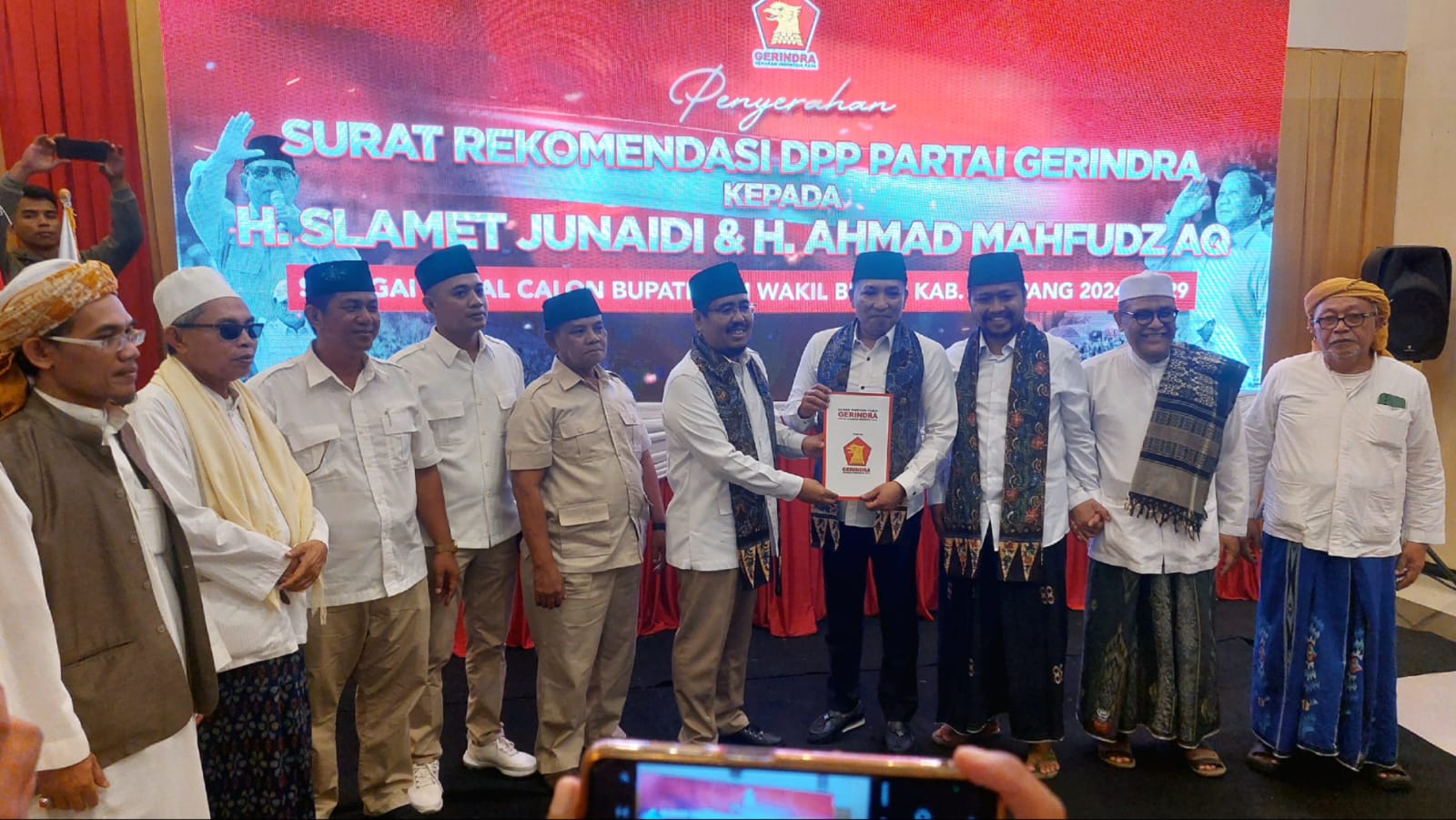 SIMBOLIS :Ketua DPD Partai Gerindra Jawa Timur Anwar Sadad menyerahkan rekomendasi kepada bakal calon bupati Slamet Junaidi dan calon wakilnya Ahmad Mahfudz di hotel Panglima, Sampang, (26/6).