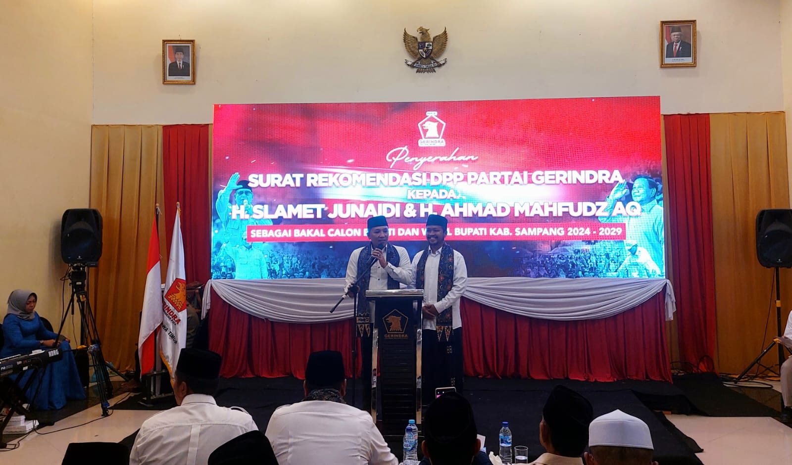 SERASI: Bakal calon Bupati Sampang Slamet Junaidi (kiri) didampingi calon wakilnya Ahmad Mahfudz menyampaikan sambutan di hotel Panglima, Sampang, Rabu (26/6).