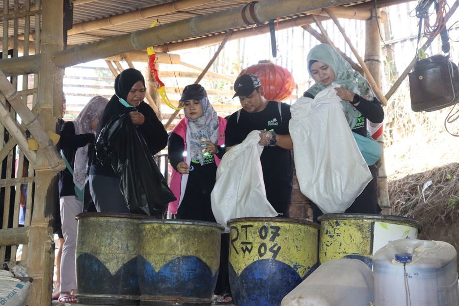 KOMPAK: Pemilahan, penimbangan, dan pengolahan sampah hasil bersih-bersih Sungai Gedang Klutuk oleh Tim Srikandi PT PLN (Persero) JBTB di TPST Watu Padas Gedang Klutuk. (PLN UNTUK JPRM)