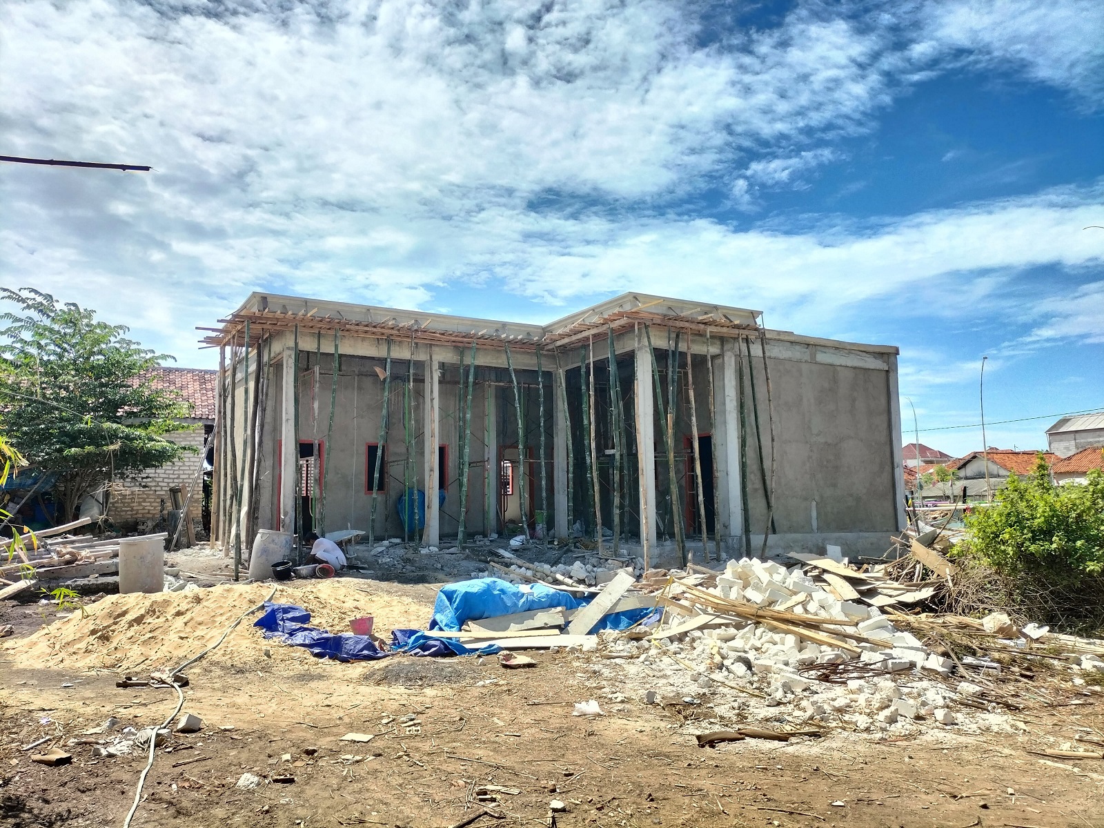 INFRASTRUKTUR: Pekerja berada di sekitar pembangunan gedung PAUD di Dusun Pandiyan, Desa Tamberu Timur, Kecamatan Sokobanah, Sampang.