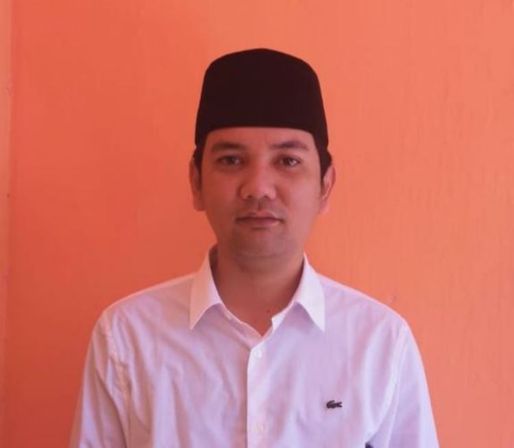 PANUTAN DESA: Pj Kades Tobai Tengah R. Yudhi Christianto bertugas di kantornya.