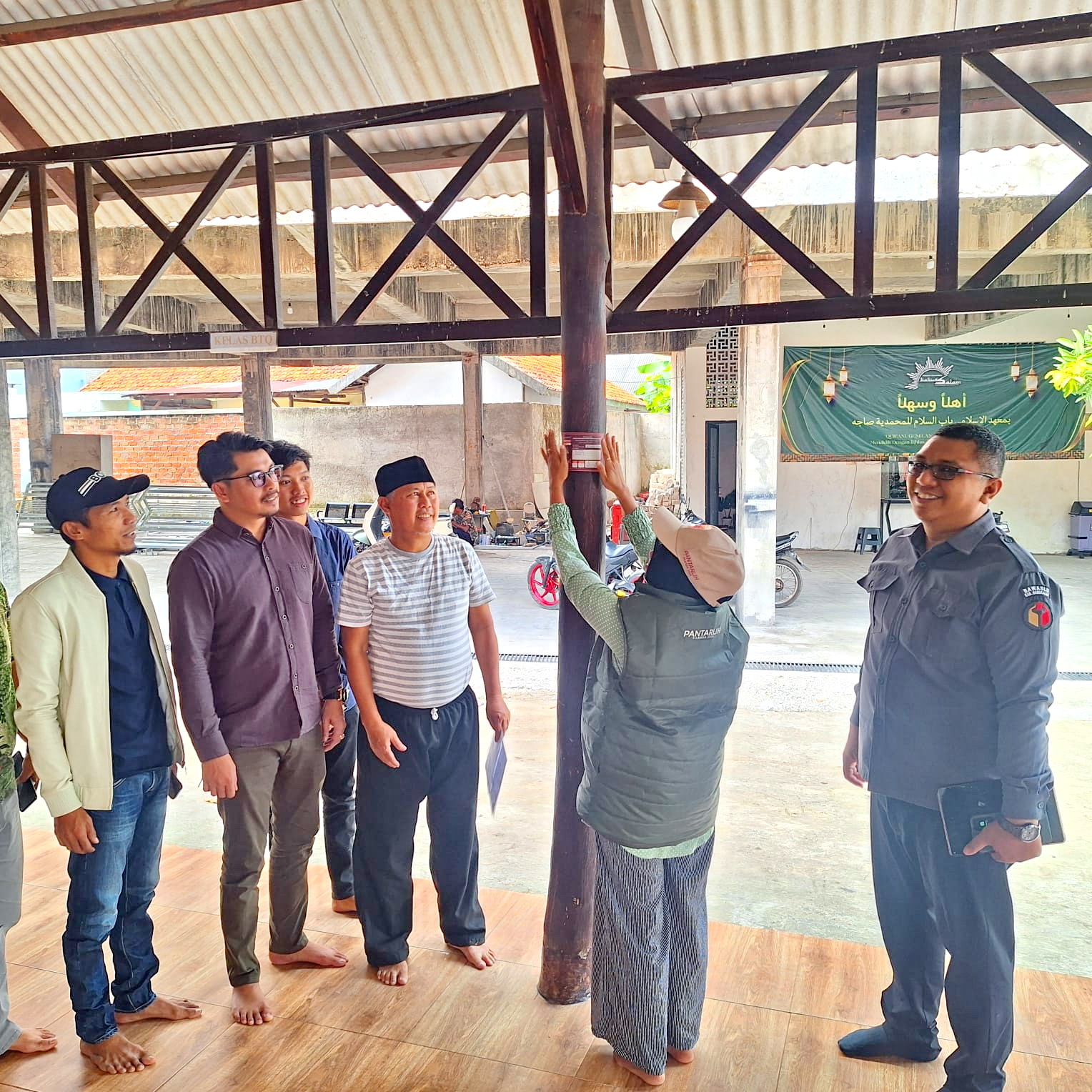 PANTAU LANGSUNG: Ketua Bawaslu Bangkalan Ahmad Mustain Saleh bersama komisioner KPU memantau proses coklit di Kecamatan Socah, Senin (24/6). (BAWASLU BANGKALAN UNTUK JPRM) &nbsp;