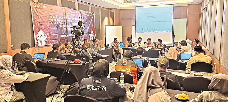JURDIL: Komisioner KPU Bangkalan merekap hasil hitung ulang surat suara tingkat kabupaten di Surabaya Kamis (27/6). (BAWASLU UNTUK JPRM)