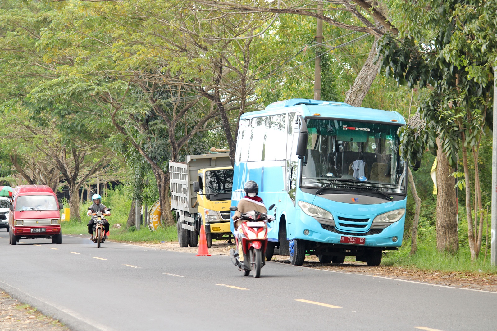ANGKUTAN UMUM: Bus Trans Bangkalan sedang diperbaiki di Jalan Raya Soekarno-Hatta, Kamis (27/6). (VIVIN AGUSTIN HARTONO/JPRM)