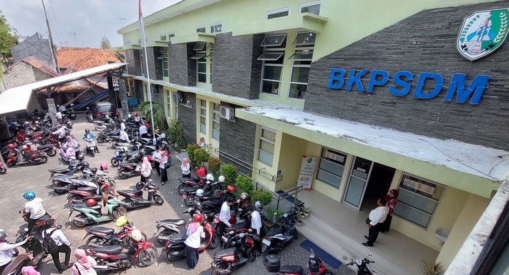ABDI NEGARA: Pegawai berada di kantor BKPSDM Sampang Kamis (28/3). (JUNAIDI PONDIYANTO/JPRM)