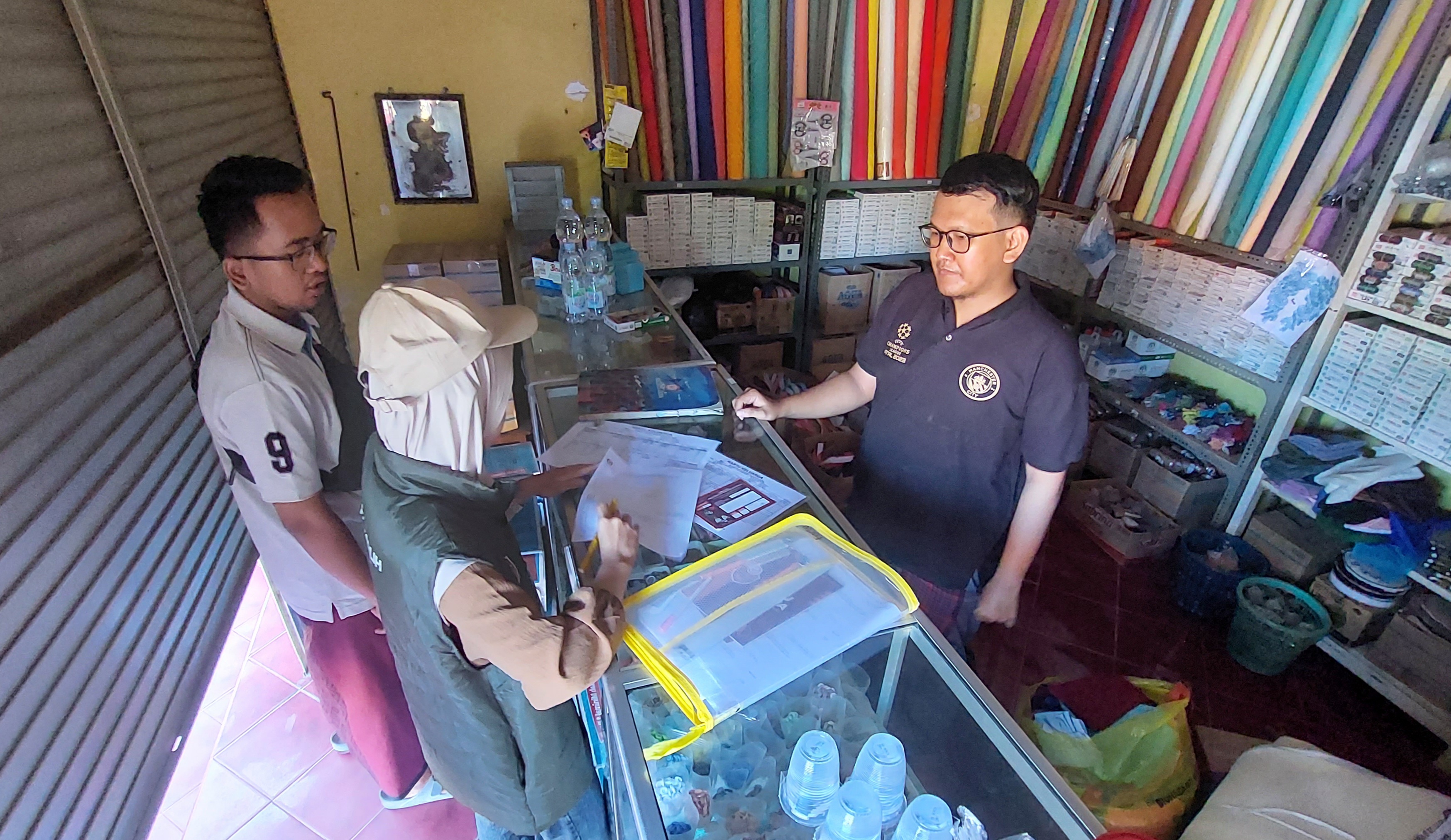 DIDATA: Pantarlih Kelurahan Dalpenang, Kecamatan Sampang, melakukan coklit pada calon pemilih, Selasa (25/6). (JUNAIDI PONDIYANTO/JPRM)