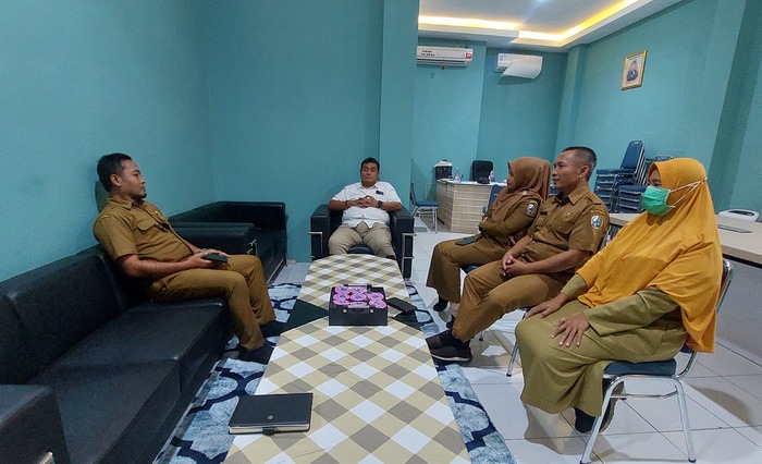 BEKERJA: Sejumlah pegawai pemerintah saat berada di salah satu ruangan RSUD Mohammad Zyn Sampang Senin (11/3). ()JUNAIDI PONDIYANTO/JPRM)