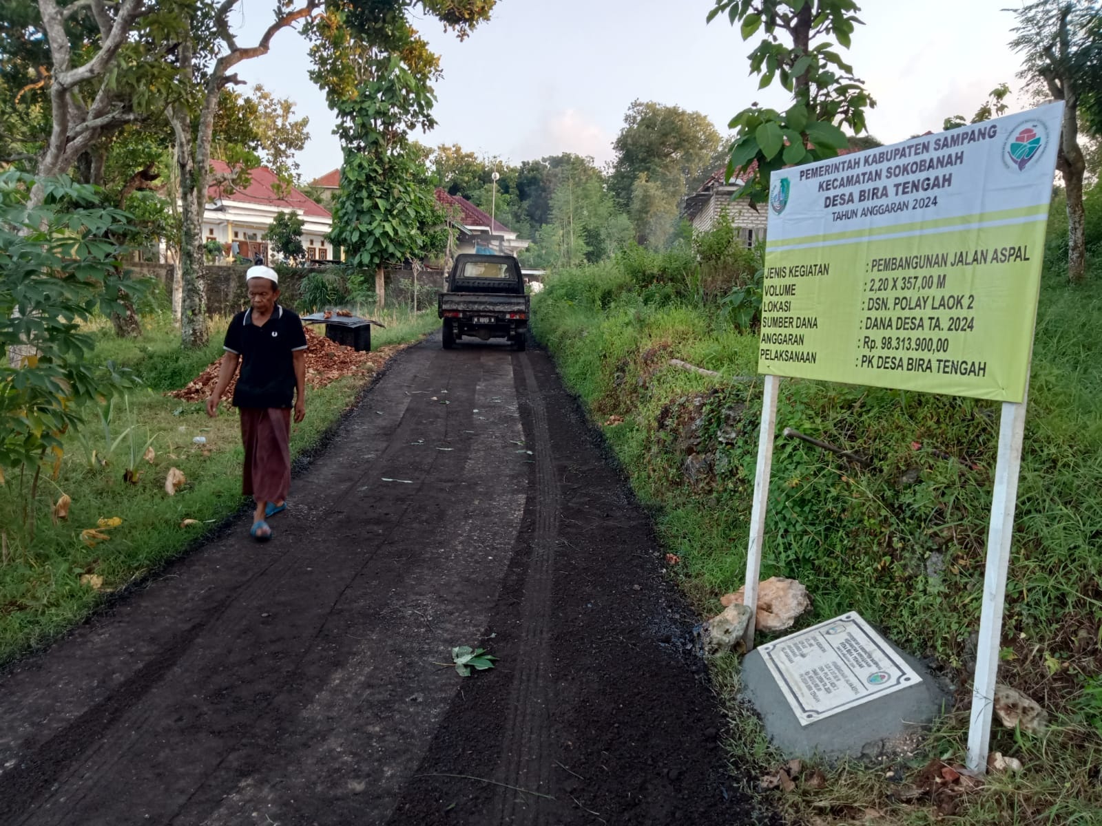 PENINGKATAN INFRASTRUKTUR: Pekerja melaksanakan pengaspalan jalan di Dusun Polai Laok, Desa Bira Tengah, Kecamatan Sokobanah, Sampang.