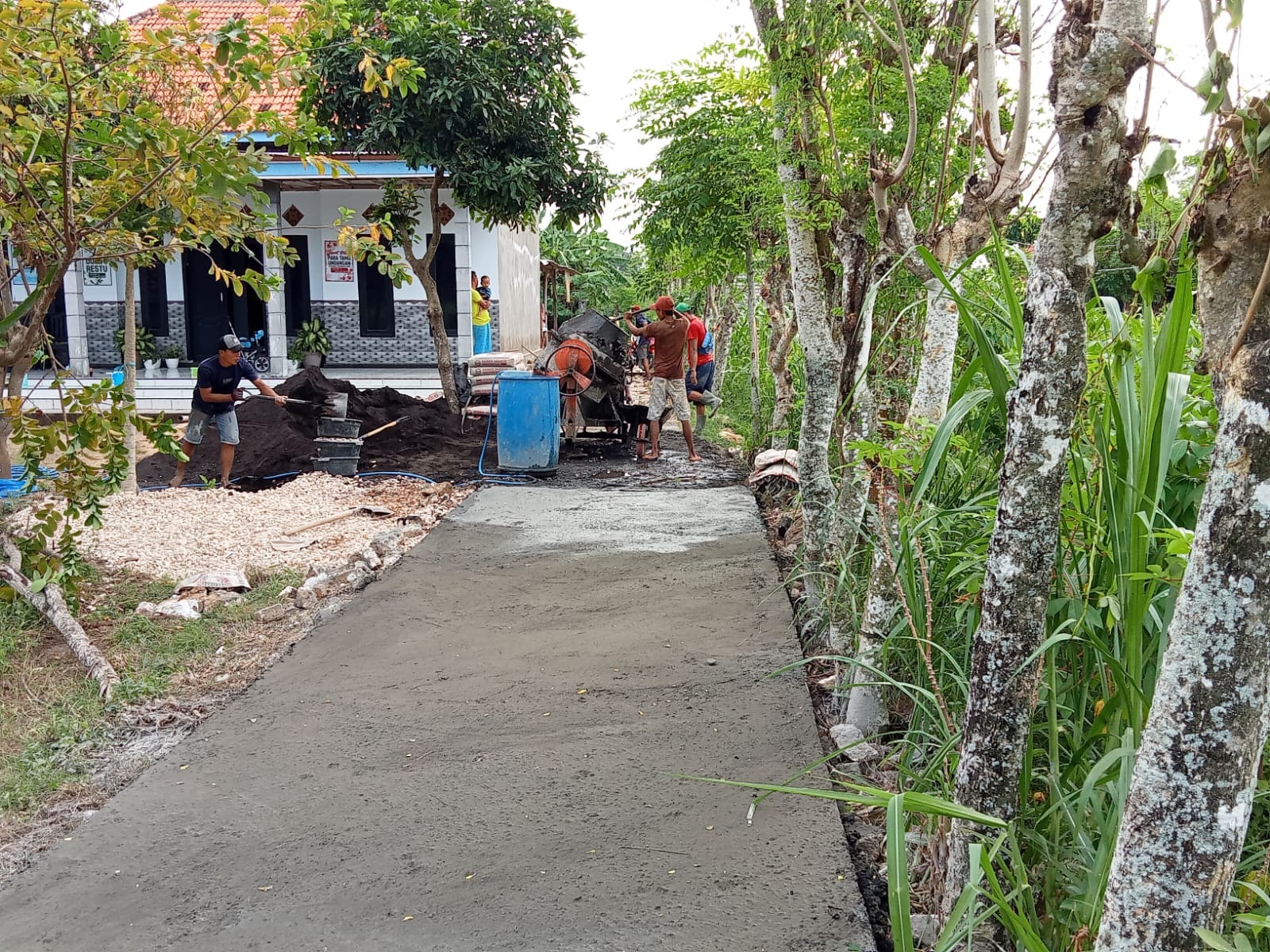 BAGUS: Pekerja melakukan pekerjaan rabat beton di Dusun Polai Daya, Desa Bira Tengah, Kecamatan Sokobanah, Sampang.