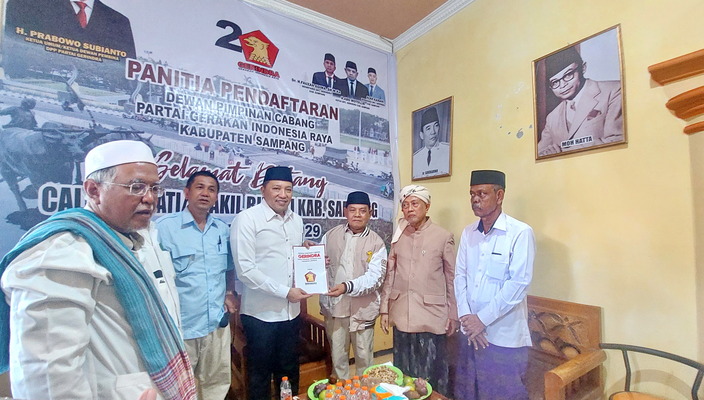 ELITE PARPOL: Pengurus DPC Partai Gerindra Sampang menerima Slamet Junaidi saat mendaftar di kantornya, Rabu (5/6). (JUNAIDI PONDIYANTO/JPRM) &nbsp;