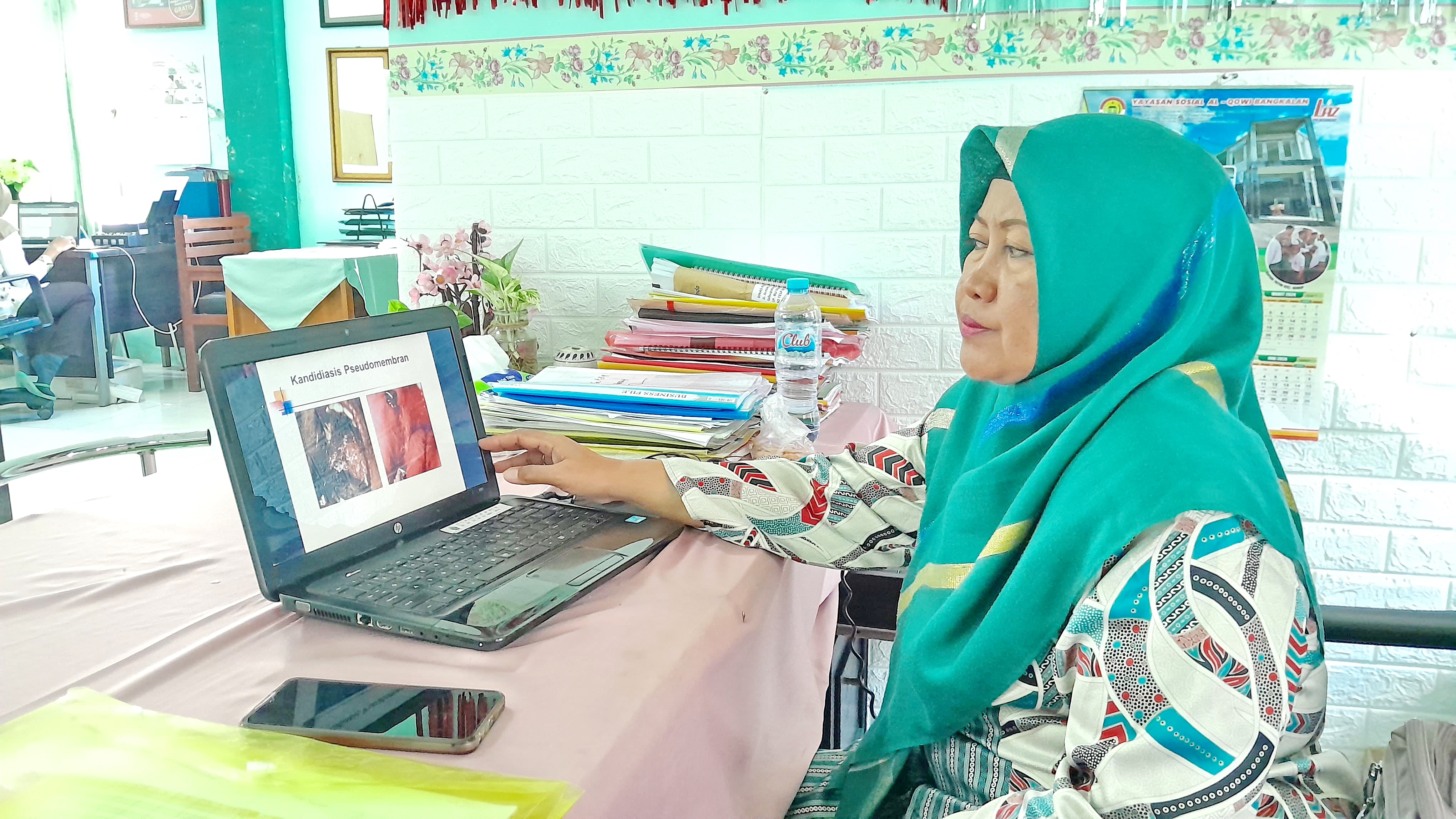 HIDUP SEHAT: Kasi P2PM Dinkes Bangkalan Mariamah menunjukkan gejala yang dialami penderita HIV/AID di kantornya, Jumat (28/6). (KHOLIL RAMLI/JPRM)
