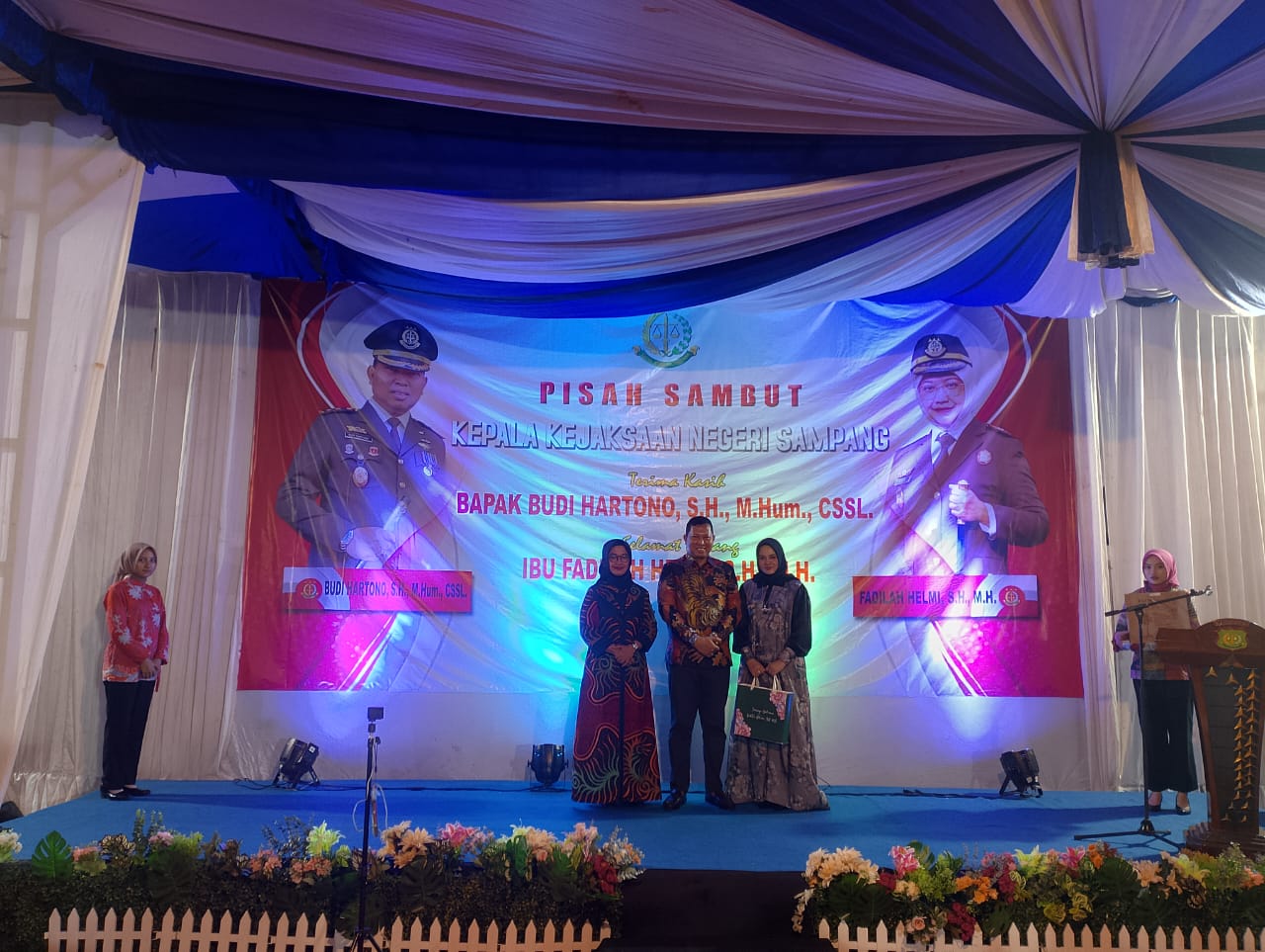 FOTO BERSAMA: Eks Kajari Sampang Budi Hartono bersama istrinya (kanan) menerima sovenir kenang-kenangan dari Kajari Sampang Fadilah Helmi pada acara lepas sambut di Kejari Sampang, Kamis (27/6).